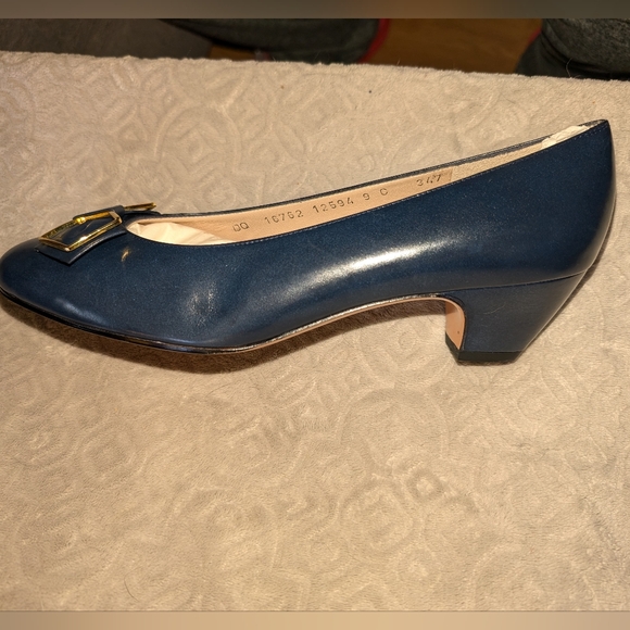 NWOT! SALVATORE FERRAGAMO BLUE Leather Pumps with Bows - Picture 12 of 16